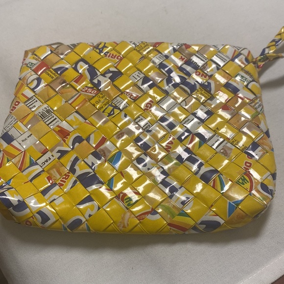 Half the sky designs rebagz recycled woven candy wrapper wristlet size 7x5.5 - Picture 3 of 5